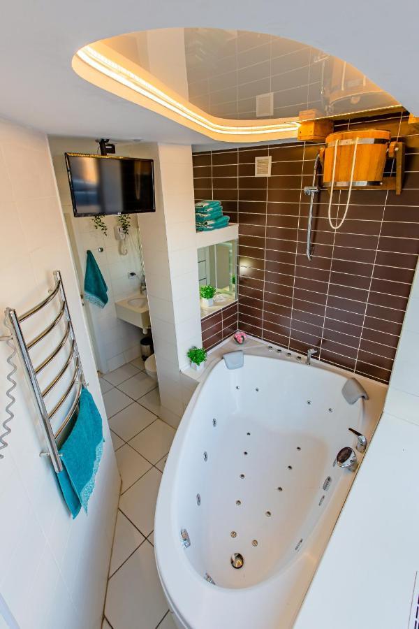 Big Jacuzzi , Sauna , Khreshchatyk Apartments Kiev Luaran gambar