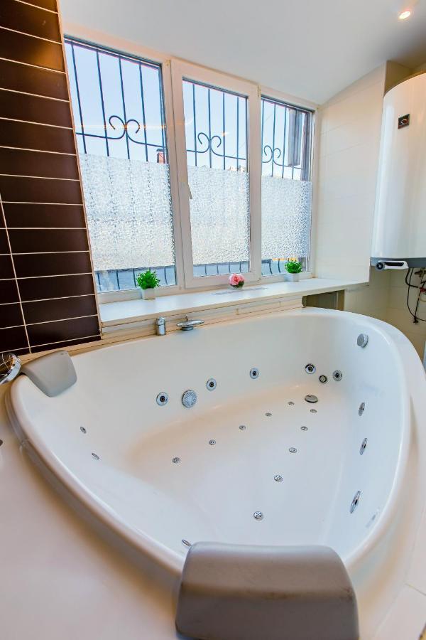 Big Jacuzzi , Sauna , Khreshchatyk Apartments Kiev Luaran gambar